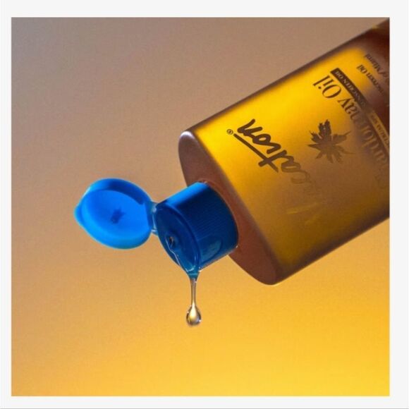 Vacation Chardonnay Oil SPF 30 Sunscreen - Picture 2 of 4